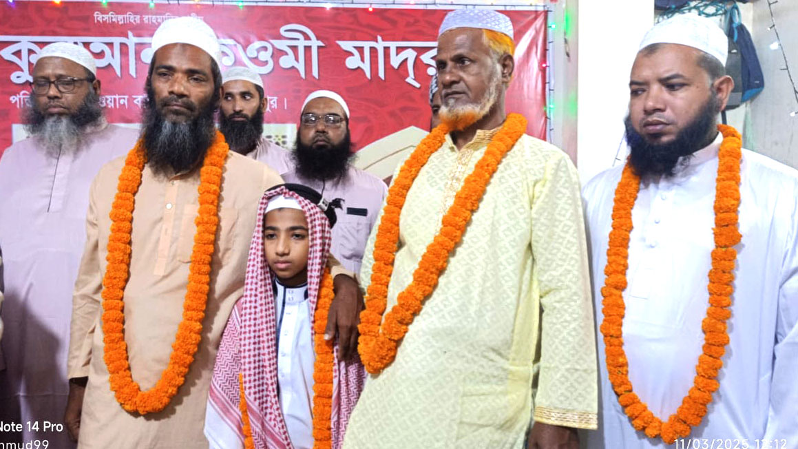 শিক্ষকদের সাথে হাফেজ হাসান