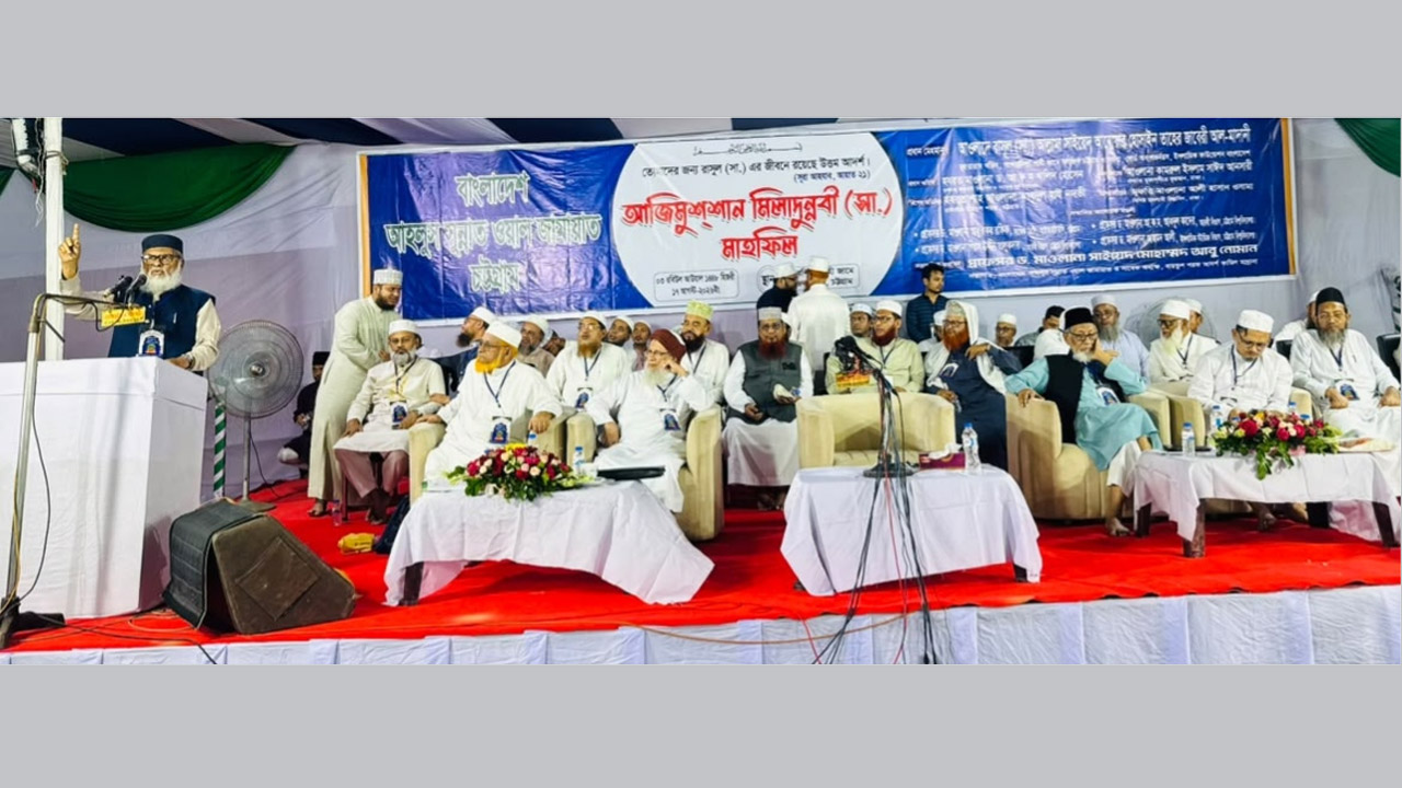 আন্দরকিল্লা শাহী জামে মসজিদ চত্বরে ড. আ ফ ম খালেদ হোসেন
