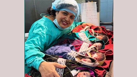 ১০ বছর পর একসাথে ৫ সন্তানের জন্ম দিয়েছেন চট্টগ্রামের এক নারী। জন্মের পর চিকিৎসকের সাথে শিশুরা