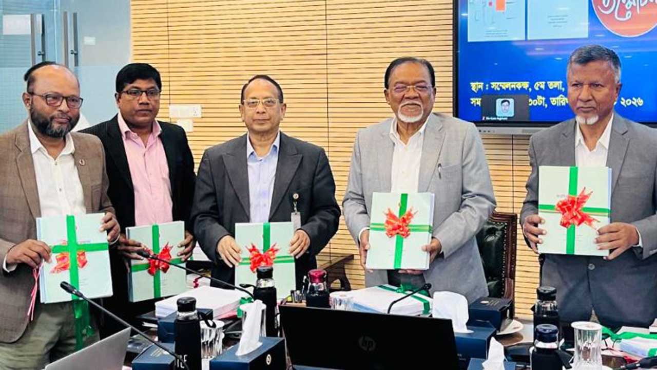 জনপ্রশাসন মন্ত্রণালয়ের বিভিন্ন প্রকাশনার মোড়ক উন্মোচন অনুষ্ঠানে অতিথিরা