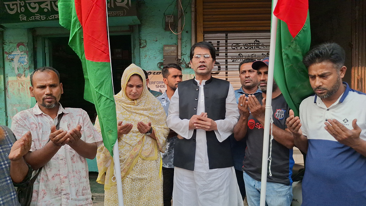 কার্যালয় উদ্বোধন করে দোয়া করছেন আওয়ামী লীগ নেতারা