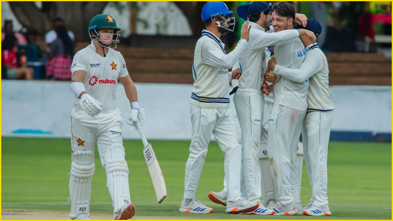 ২০২৪ সালে জিম্বাবুয়ের বেন কারানকে আউট করার পর উদযাপন আফগান ক্রিকেটার করছেন এএম গাজানফার