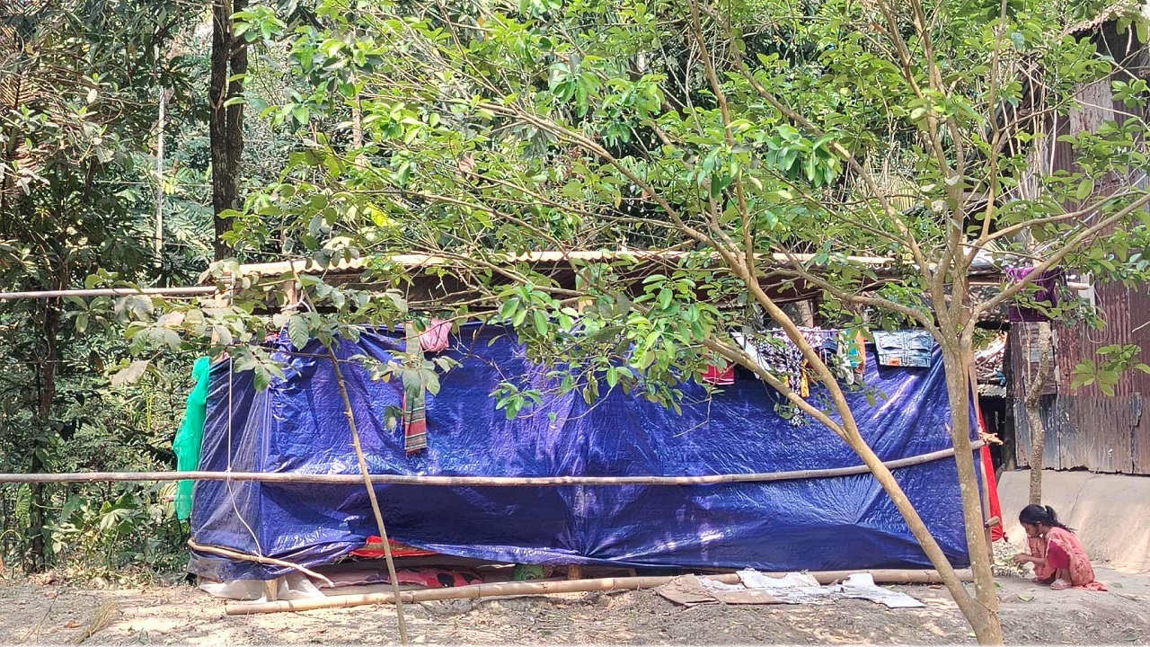 আমতলীতে ৫ লাখ টাকা চাঁদা না পেয়ে জমিতে ঘর নির্মাণের অভিযোগ