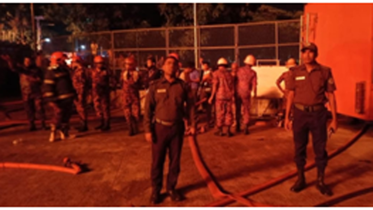 আগুন নিয়ন্ত্রণে অংশ নেন আনসার সদস্যরাও