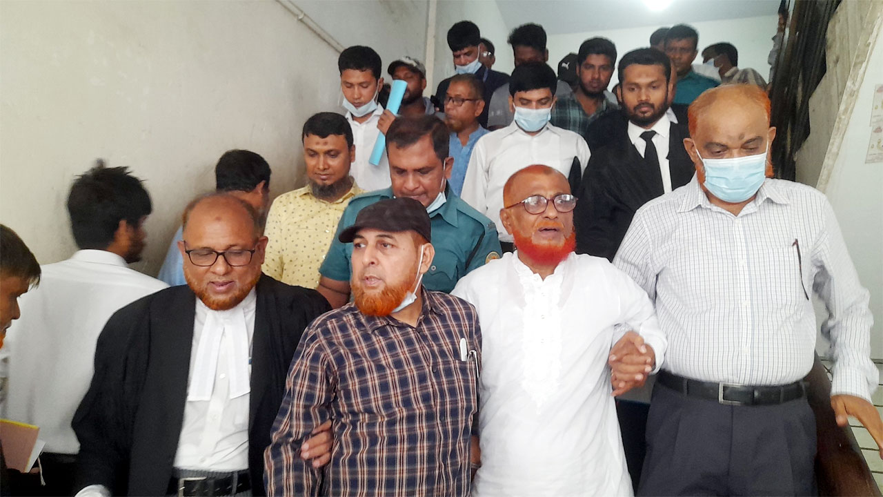 আদালতে আইনজীবী ও জামায়াত নেতাদের সাথে এটিএম আজহারুল ইসলাম