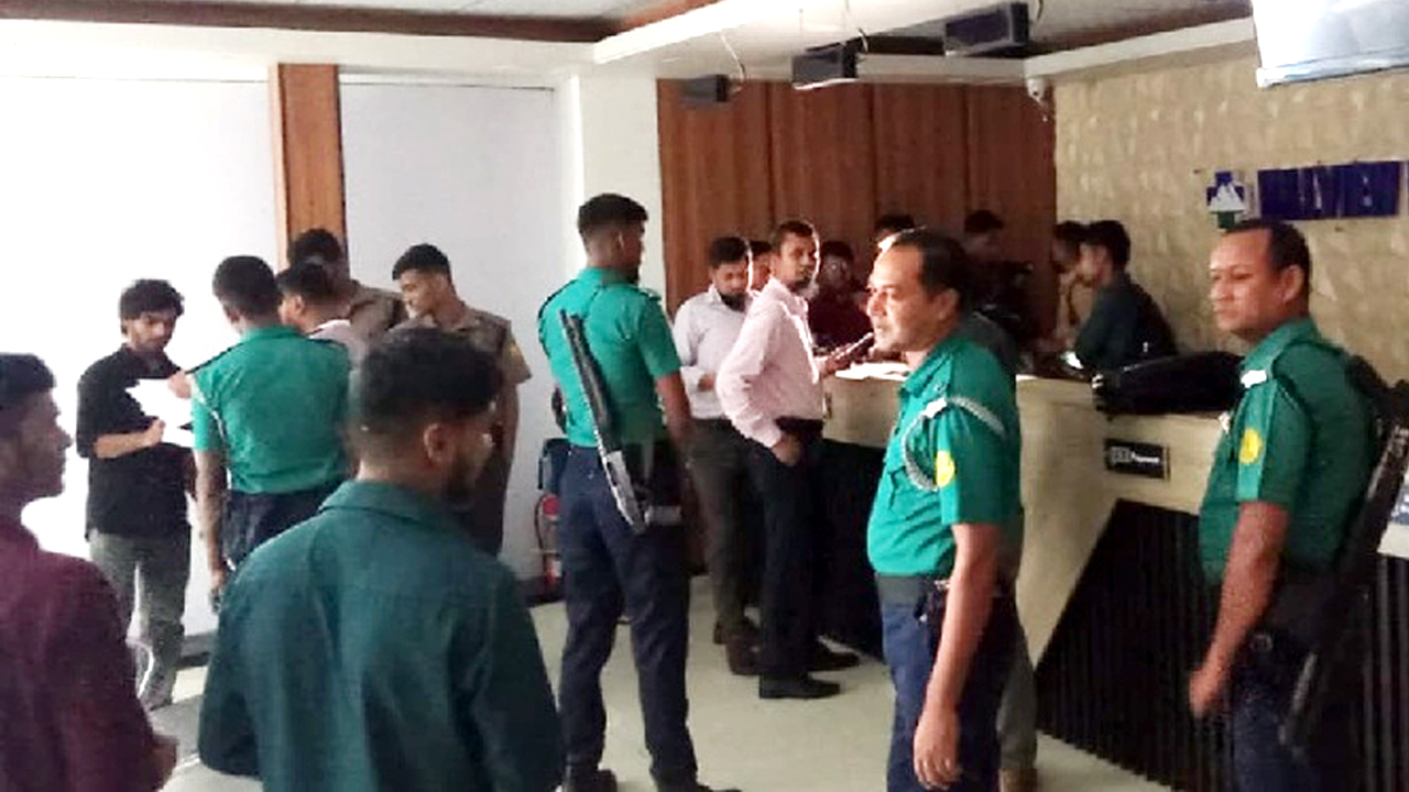 অভিযানে প্রতারণা ও অনিয়মের দায়ে হিলভিউ মেডিক্যাল সেন্টারকে এক লাখ টাকা জরিমানা করা হয়