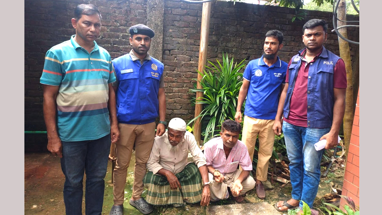 মাদক সেবনের দায়ে ঈদগাঁও থানায় গ্রেফতার দুই আসামি