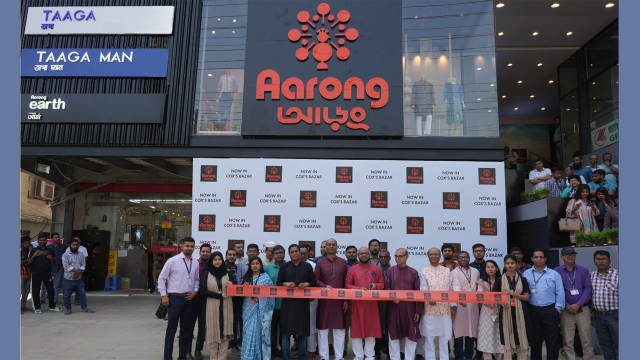 কক্সবাজারে আড়ং-এর শো-রুম উদ্বোধন করছেন অতিথিরা