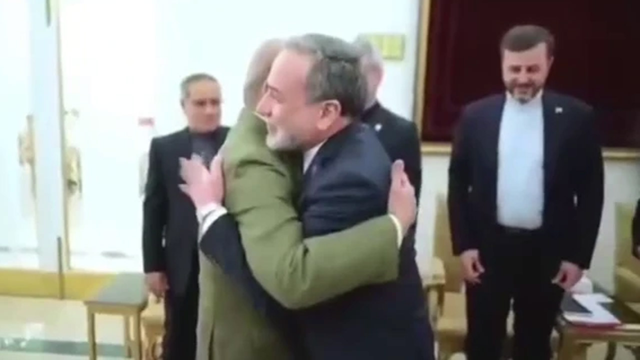 পাকিস্তানের প্রধানমন্ত্রী শাহবাজ শরিফের সাথে সাক্ষাৎ করেছেন ইরানের পররাষ্ট্রমন্ত্রী আব্বাস আরাঘচি