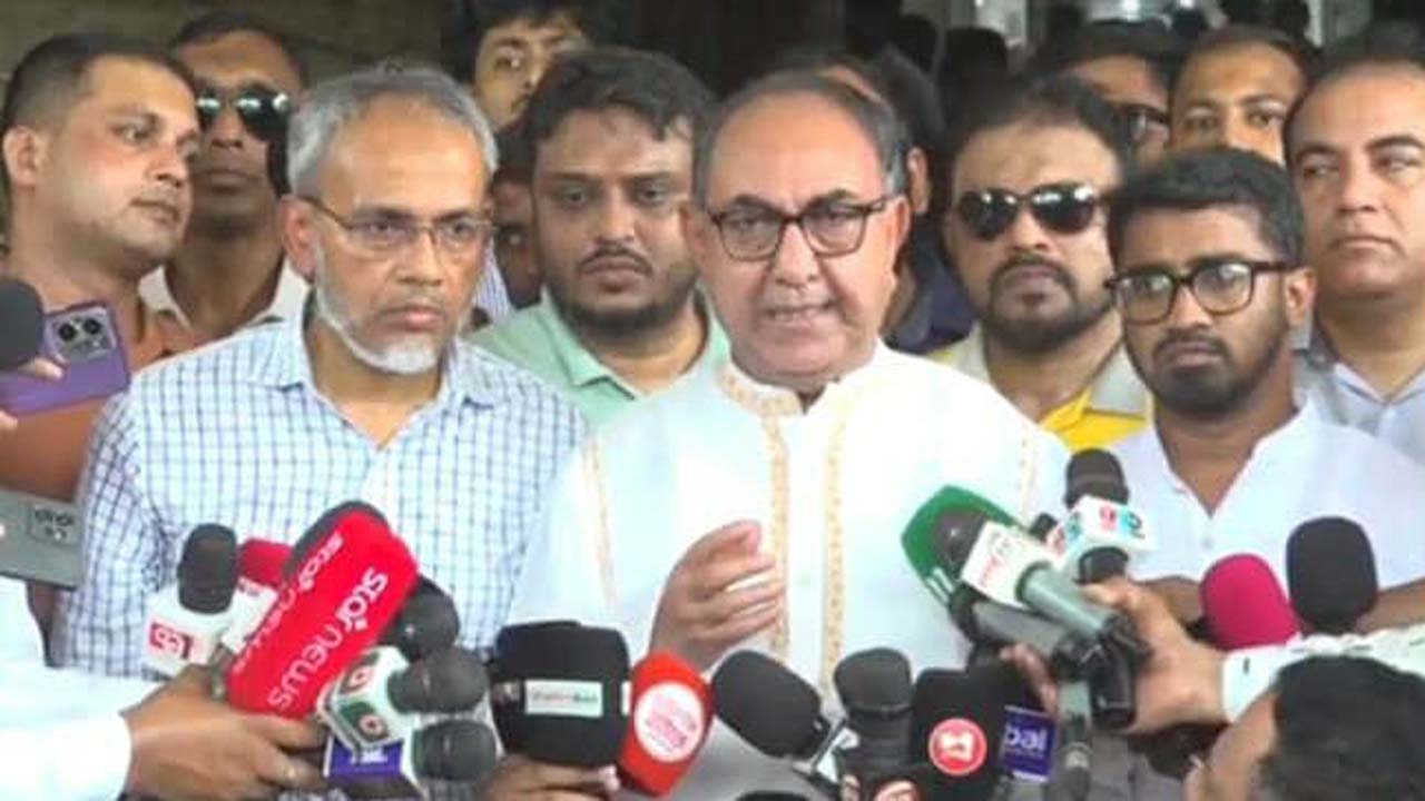 সাবেক ভিপি নুরকে হাসপাতালে দেখতে গিয়ে সাংবাদিকদের সাথে কথা বলছেন মির্জা আব্বাস