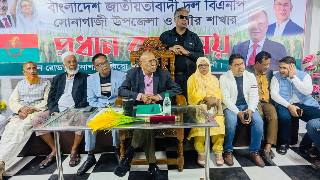 অতিথিদের সাথে আবদুল আউয়াল মিন্টু