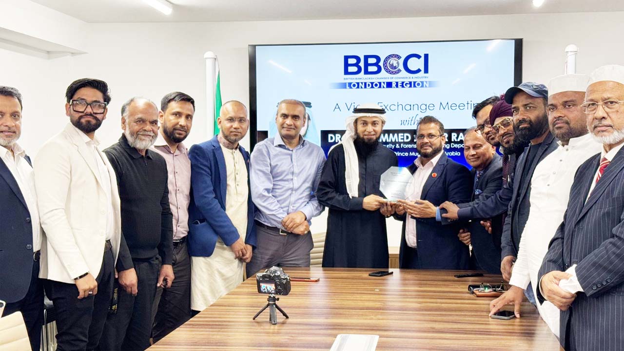 মতবিনিময় শেষে ড. আব্দুর রহমানের হাতে সম্মাননা ক্রেস্ট তুলে দেন বিবিসিসিআই’র নেতারা