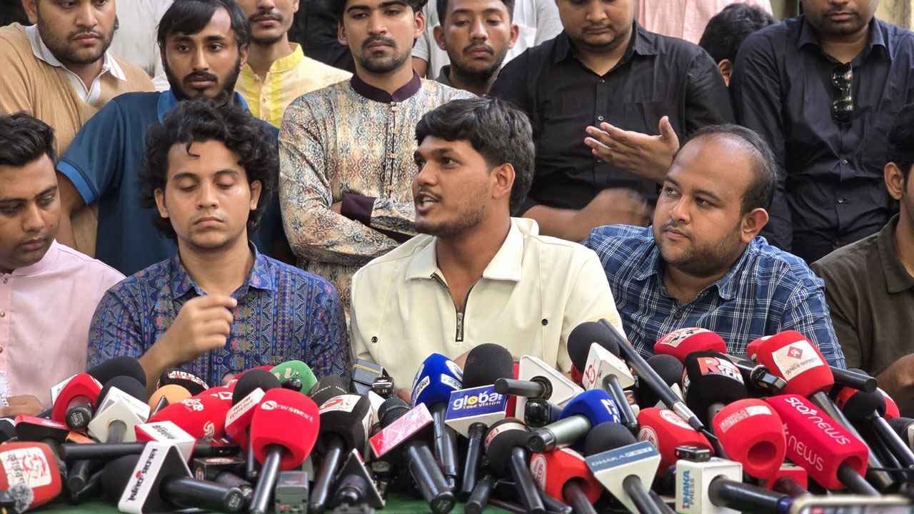সংবাদ সম্মেলনে ভিপি প্রার্থী আবিদুল ইসলাম খান