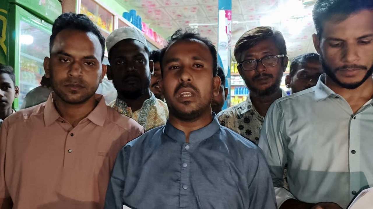 গণসংযোগকালে বক্তব্য রাখছেন আবু হানিফ
