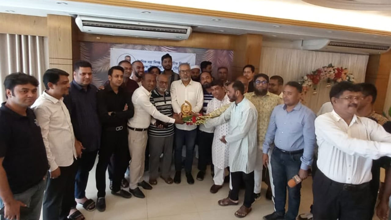 ডিআরইউ সভাপতি আবু সালেহ আকনের হাতে ফুল ও ক্রেস্ট তুলে দিচ্ছেন সাংবাদিকরা