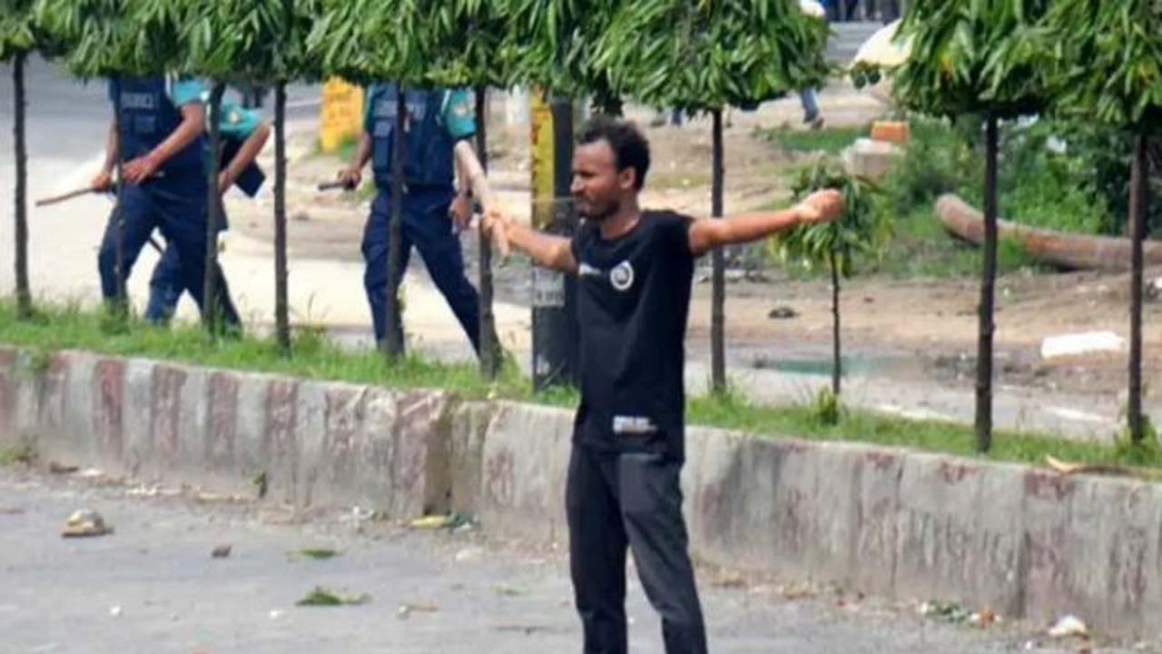 সেদিন দুই হাত প্রসারিত করে পুলিশের সামনে বুক পেতে দিয়েছিলেন আবু সাঈদ