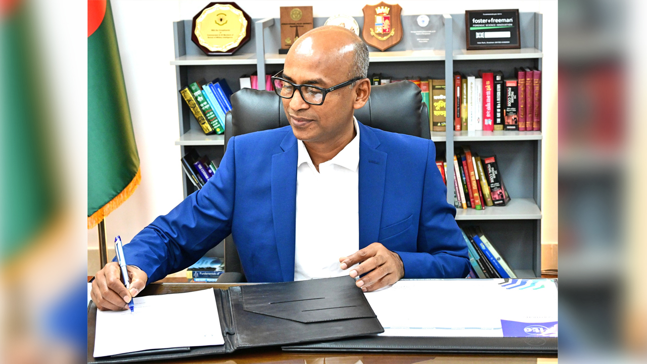 পুলিশের অতিরিক্ত পুলিশ মহাপরিদর্শক (অ্যাডিশনাল আইজিপি) ব্যারিস্টার মোহাম্মদ মোশাররফ হোছাইন