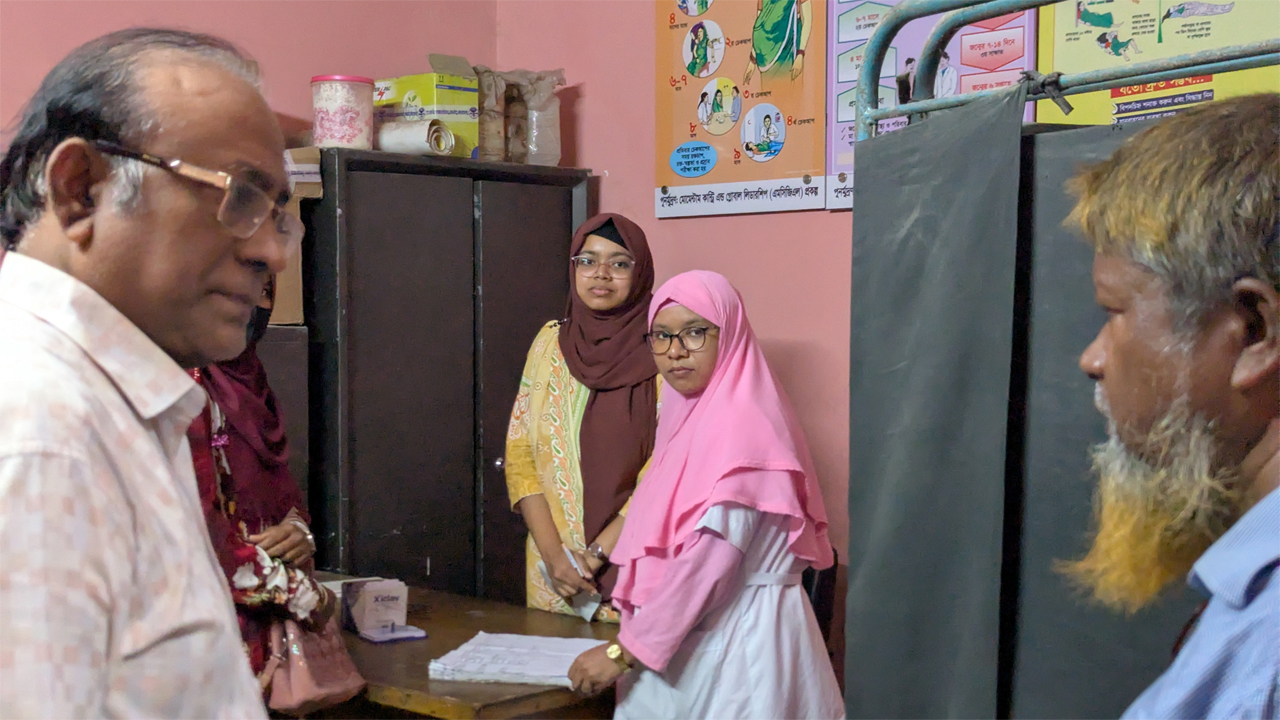 স্বাস্থ্য কমপ্লেক্সে পরিদর্শনে জেলা সিভিল সার্জন ডা. মো: আব্দুর রাজ্জাক