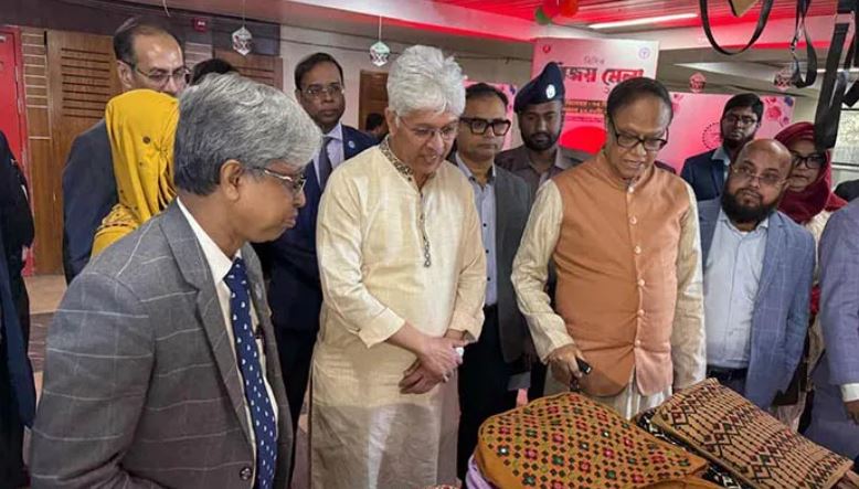 তেজগাঁওয়ের বিসিক সম্মেলন কক্ষে শিল্প উপদেষ্টা আদিলুর রহমান খান