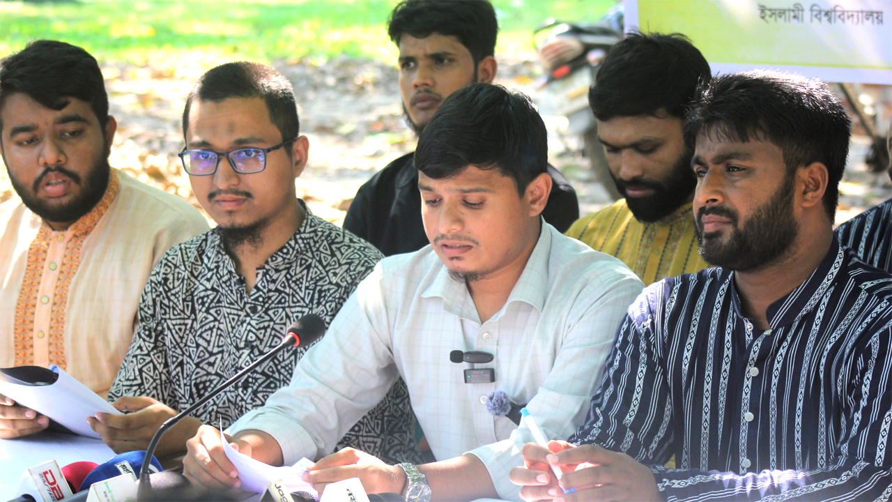 সংবাদ সম্মেলনে বক্তব্য রাখছেন ইবি শিবির সভাপতি ইউসুফ আলী