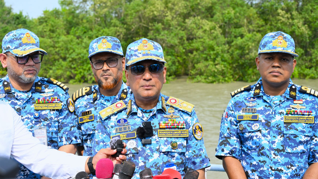 কথা বলছেন রিয়ার এডমিরাল মো: জিয়াউল হক