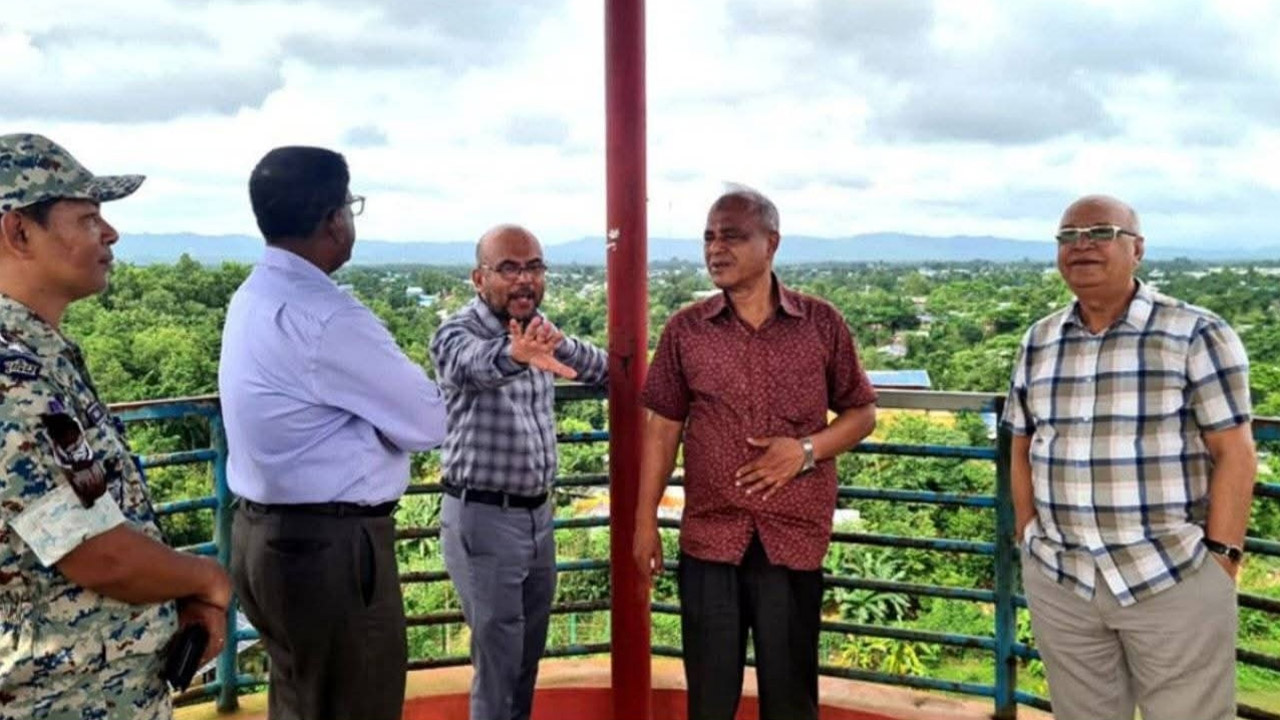 উখিয়ায় ১৮ নম্বর ক্যাম্প পরিদর্শনে দুই উপদেষ্টা