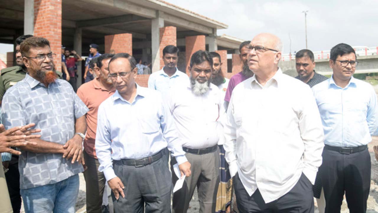খুলনায় নির্মাণাধীন আশ্রয়কেন্দ্র পরিদর্শন করেন মুক্তিযুদ্ধ এবং দুর্যোগ ব্যবস্থাপনা ও ত্রাণ উপদেষ্টা