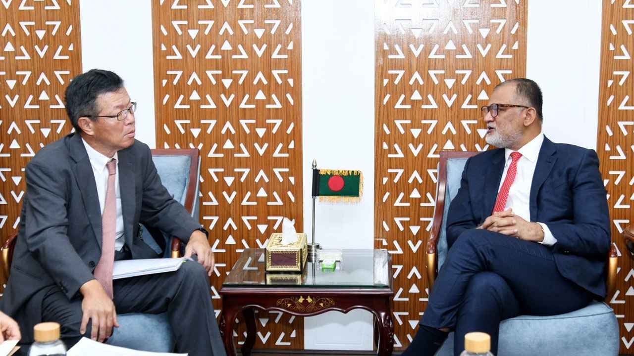 বাণিজ্য উপদেষ্টার সাথে জাপানের রাষ্ট্রদূতের বৈঠকের মুহূর্ত