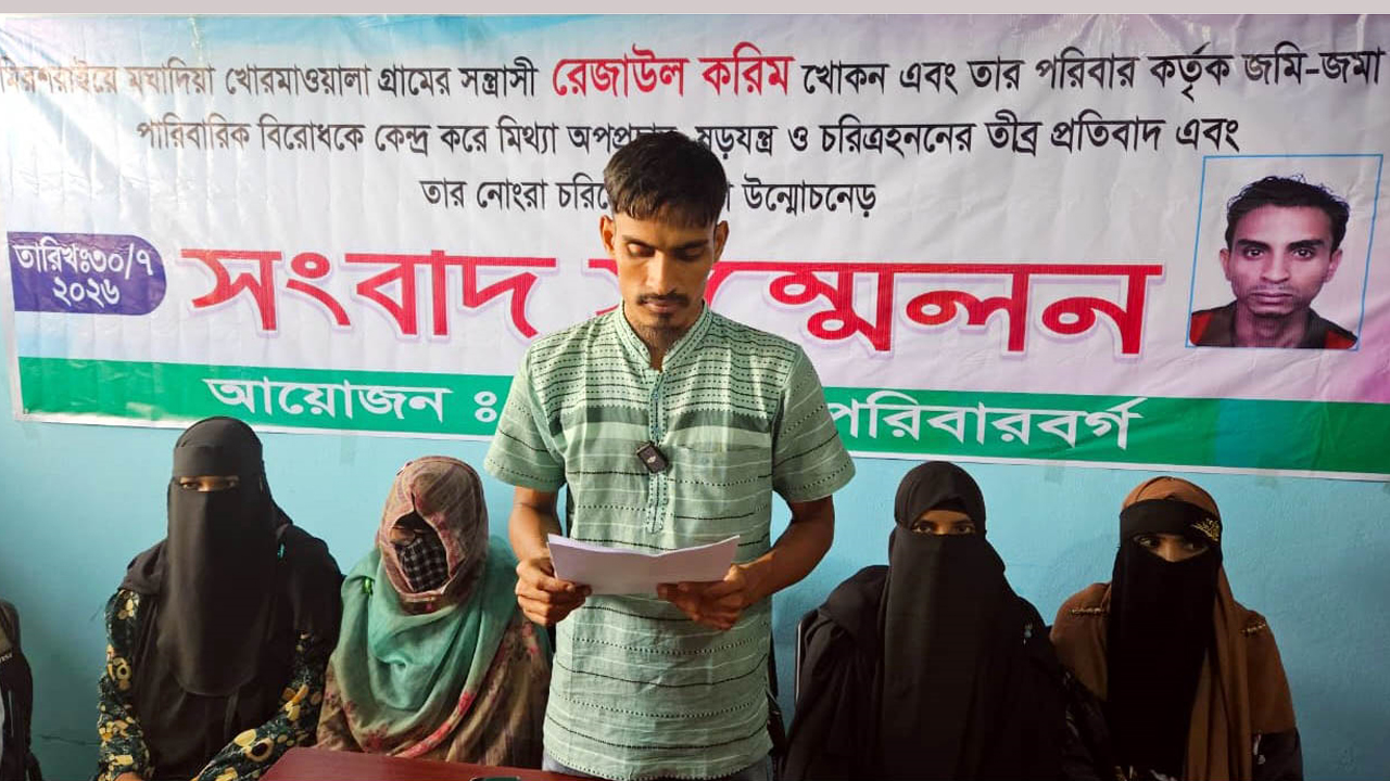সংবাদ সম্মেলনে বক্তব্য রাখছেন ভুক্তভোগী হাসিনা বেগমের ছেলে সাকিব