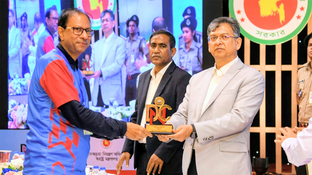 স্বরাষ্ট্রমন্ত্রী সালাহউদ্দিন আহমদ পুরস্কার তুলে দেন