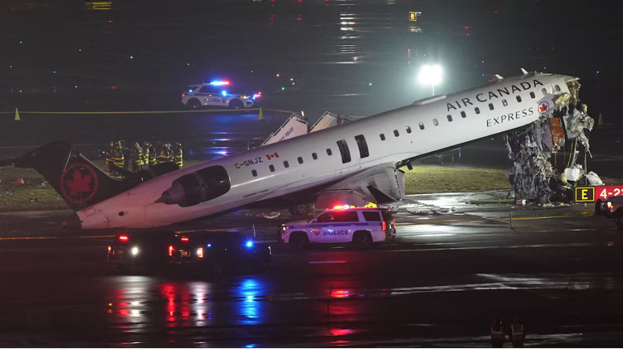 নিউইয়র্কের লা গার্ডিয়া বিমানবন্দরে গাড়ির সাথে সংঘর্ষে ক্ষতিগ্রস্ত জেট বিমানের চারপাশে জরুরি উদ্ধারকারী দল