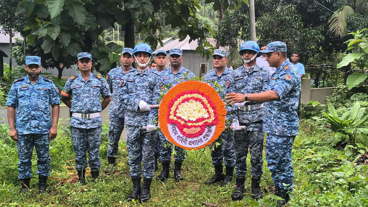 বিমান দুর্ঘটনায় নিহত হুমায়রার কবরে বিমানবাহিনীর শ্রদ্ধা