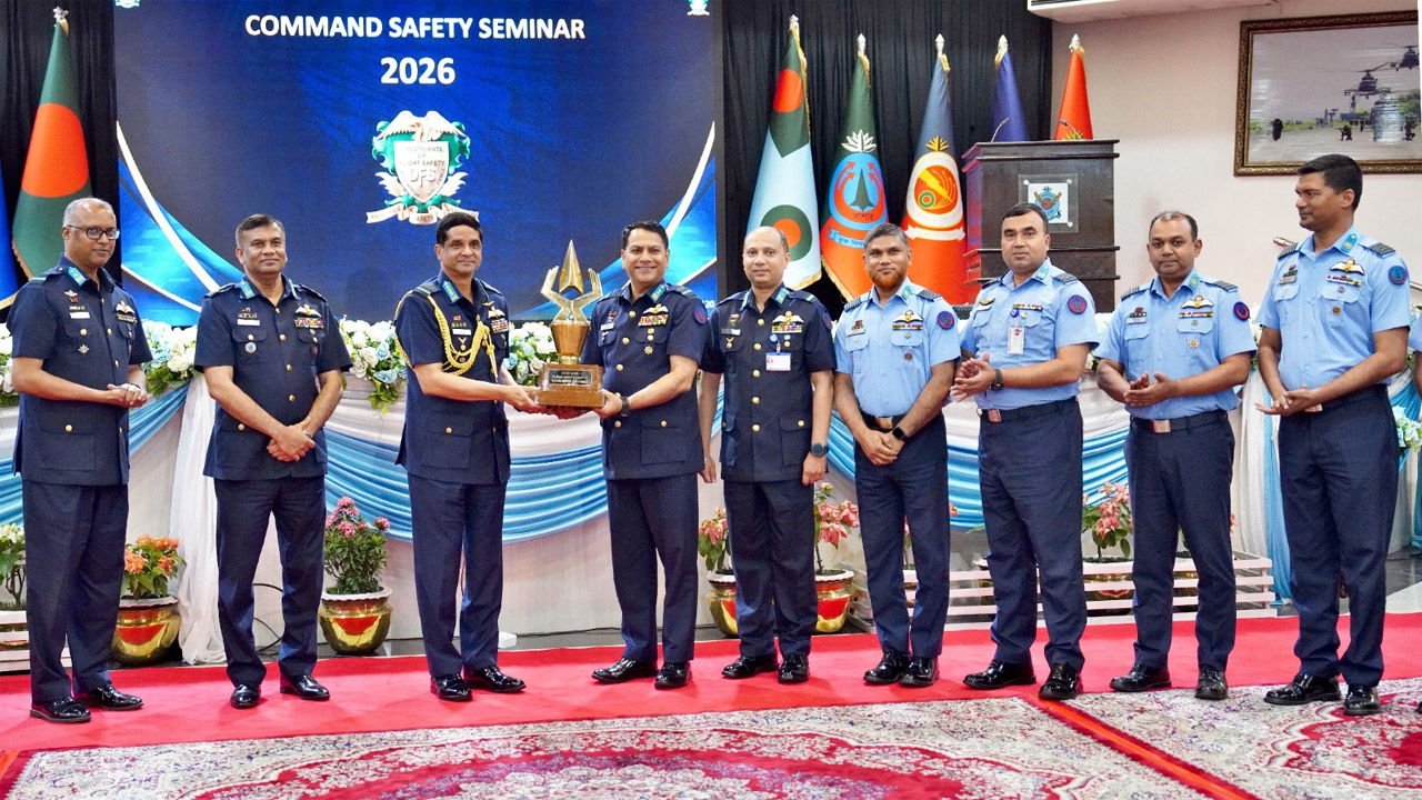 বিমান বাহিনী প্রধান এয়ার চীফ মার্শাল হাসান মাহমুদ খাঁন ফ্লাইট সেফটি ট্রফি বিতরণ করেন