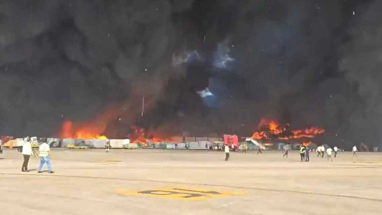 শাহজালাল আন্তর্জাতিক বিমানবন্দরে অগ্নিকাণ্ডের দৃশ্য