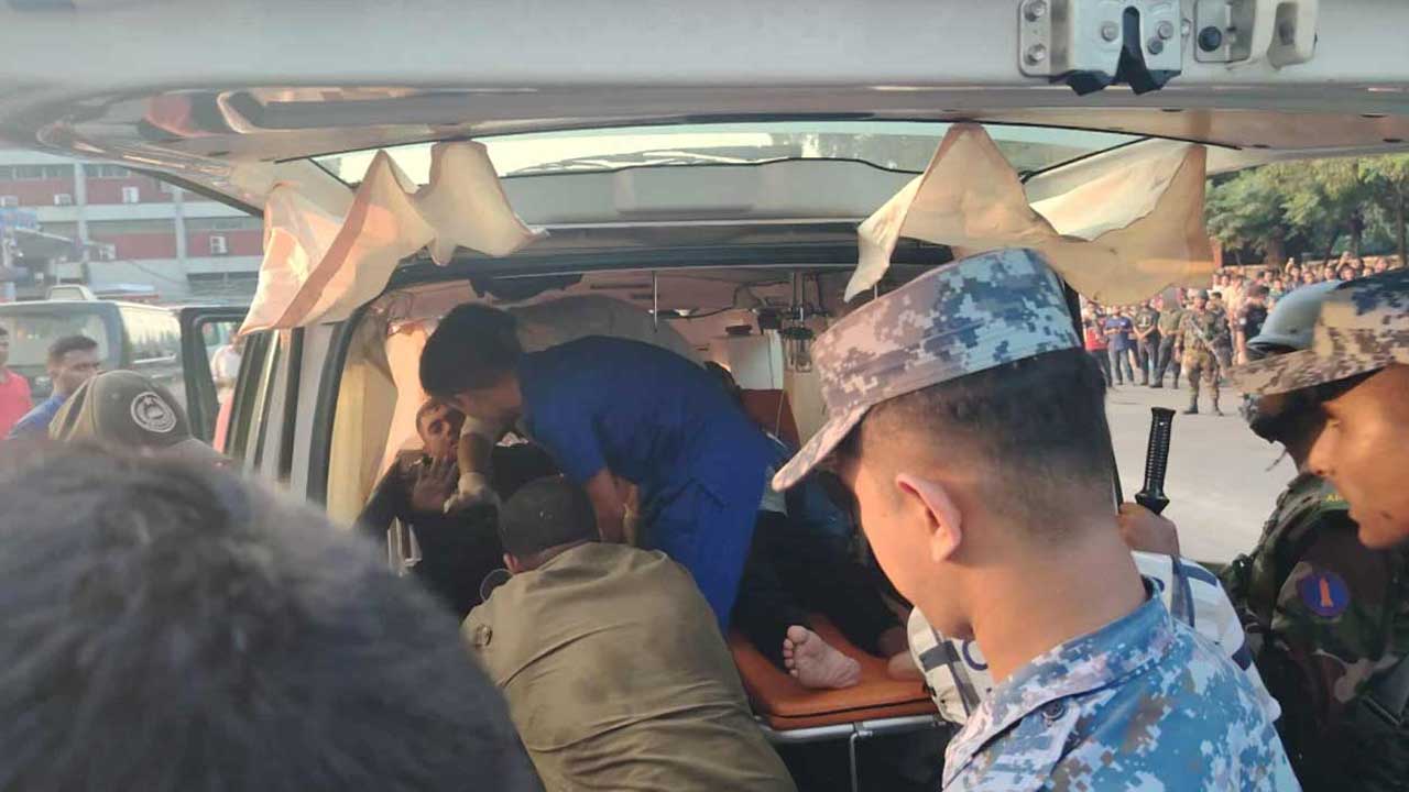 বিমানবন্দরে অগ্নিকাণ্ডে আহত আনসার সদস্যদের হাসপাতালে নেয়া হচ্ছে