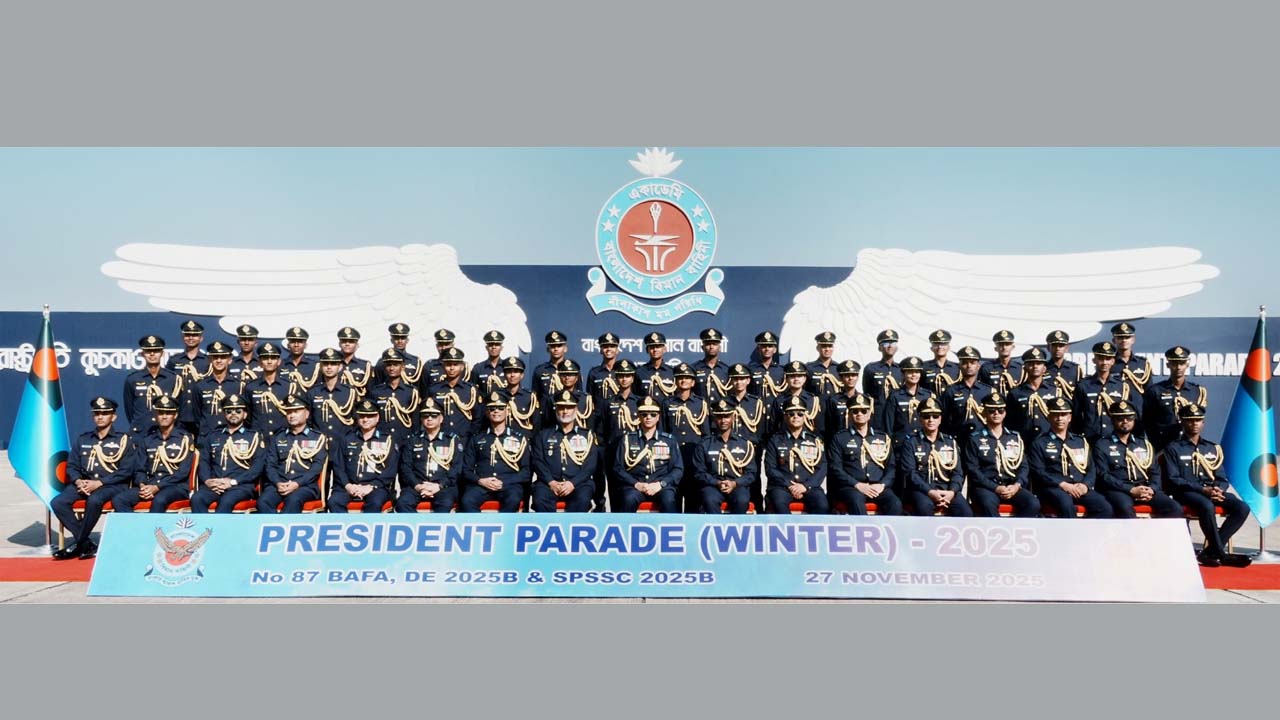 রাষ্ট্রপতি কুচকাওয়াজ অনুষ্ঠানে বাংলাদেশ বিমানবাহিনী প্রধান এয়ার চীফ মার্শাল হাসান মাহমুদ খাঁন