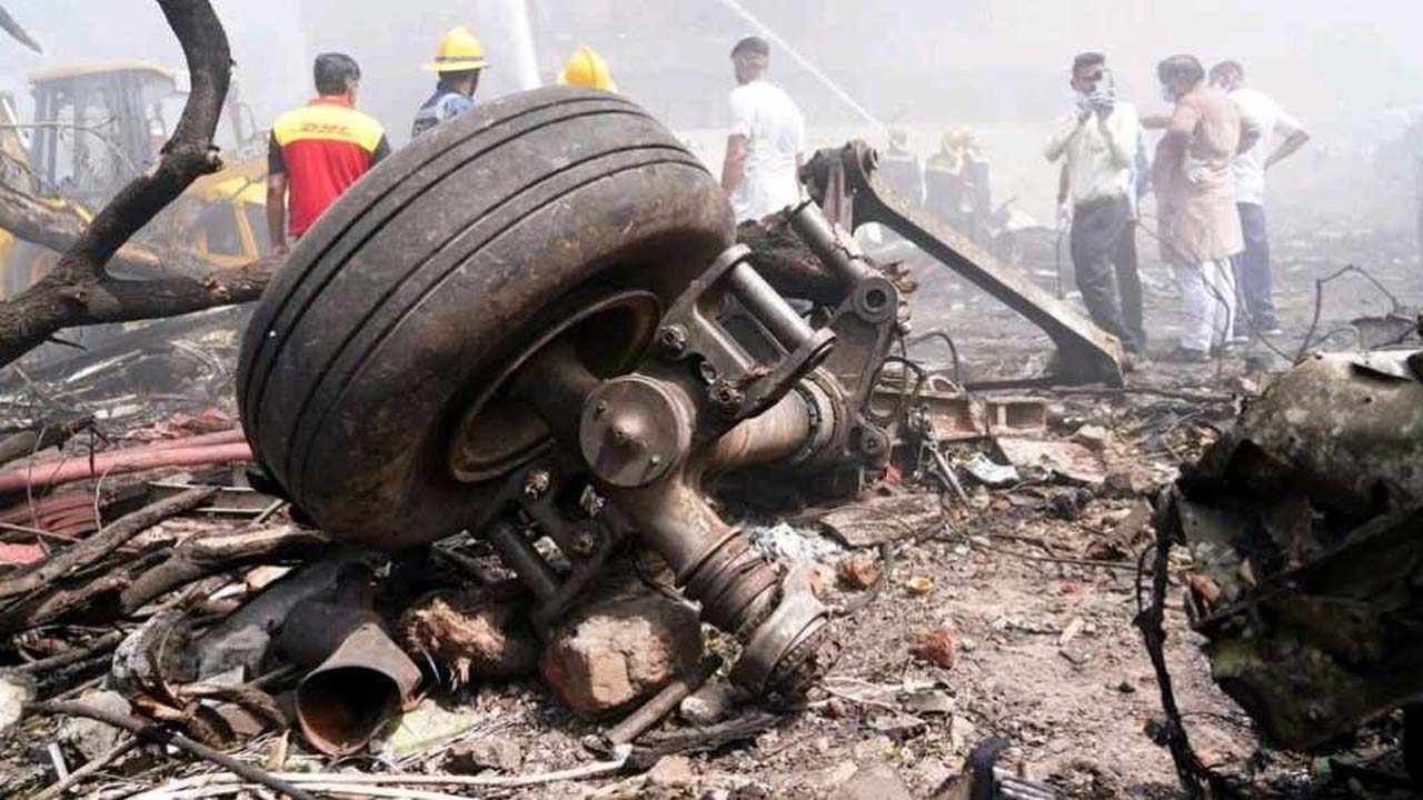 আহমেদাবাদে ভয়াবহ বিমান দুর্ঘটনা