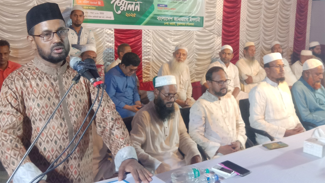 মুক্তাগাছায় বক্তব্য দিচ্ছেন অ্যাডভোকেট মতিউর রহমান আকন্দ