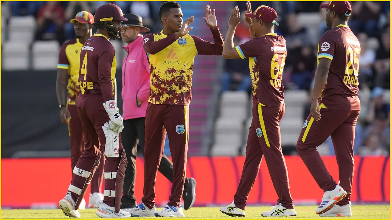 সতীর্থদের সাথে আকিল হোসেইন