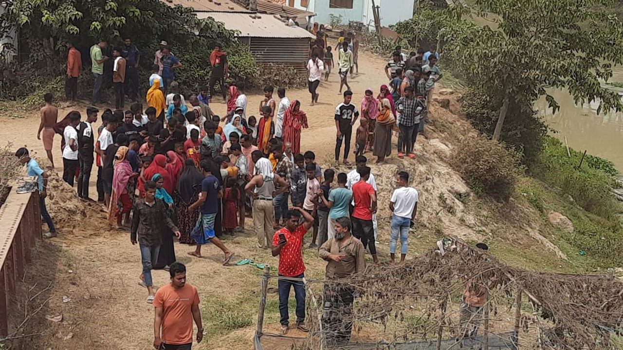 ঘটনাস্থলে উৎসুক জনতা