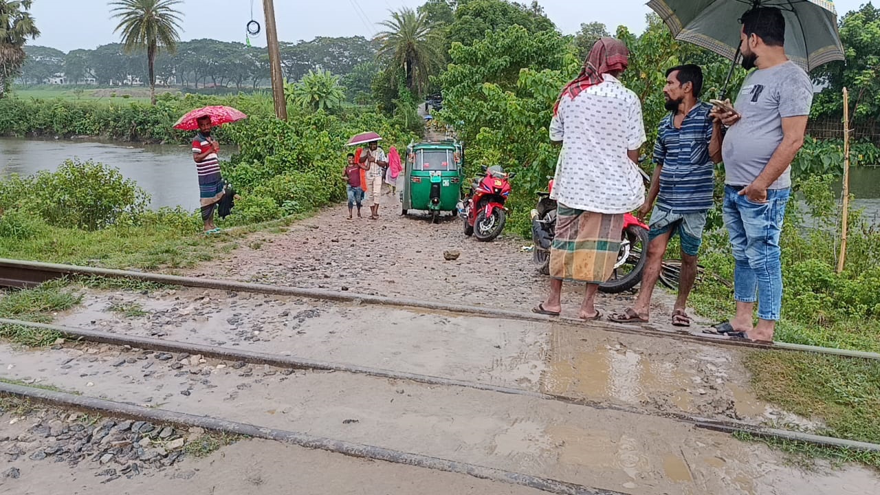 আখাউড়ায় ট্রেনের ধাক্কায় অটোরিকশা চালকসহ ২ জনের মৃত্যু