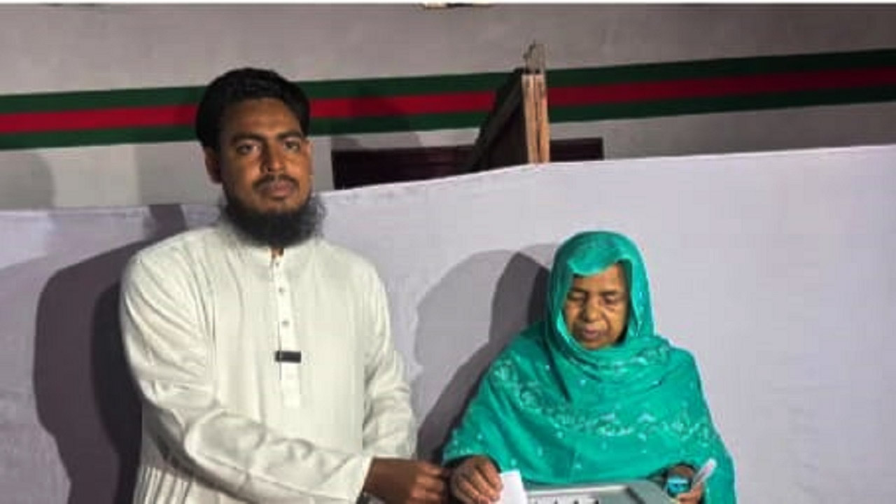 মায়ের সাথে ভোট কেন্দ্রে আখতার