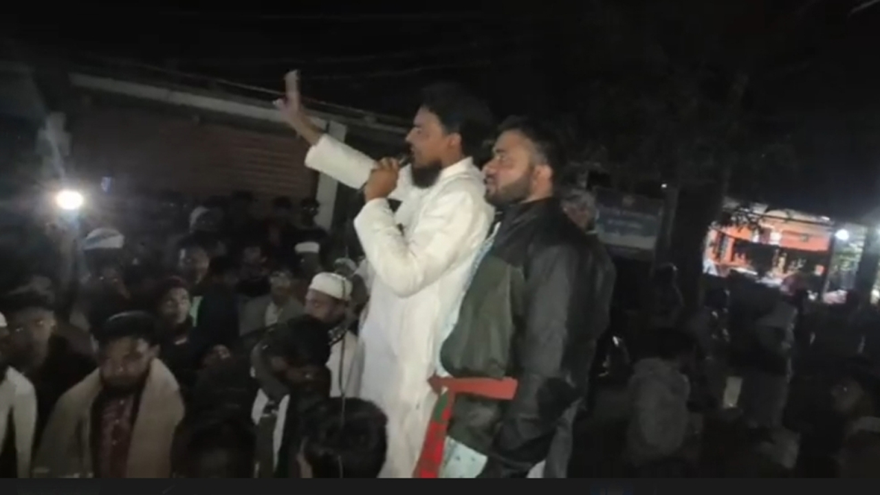 শেষ নির্বাচনী প্রচার মিছিলে হামলার প্রতিবাদে পথসভায় বক্তব্য দেন রংপুর-৪ আসনে ১১ দলীয় জোটপ্রার্থী ও এনসিপির সদস্য সচিব আখতার হোসেন