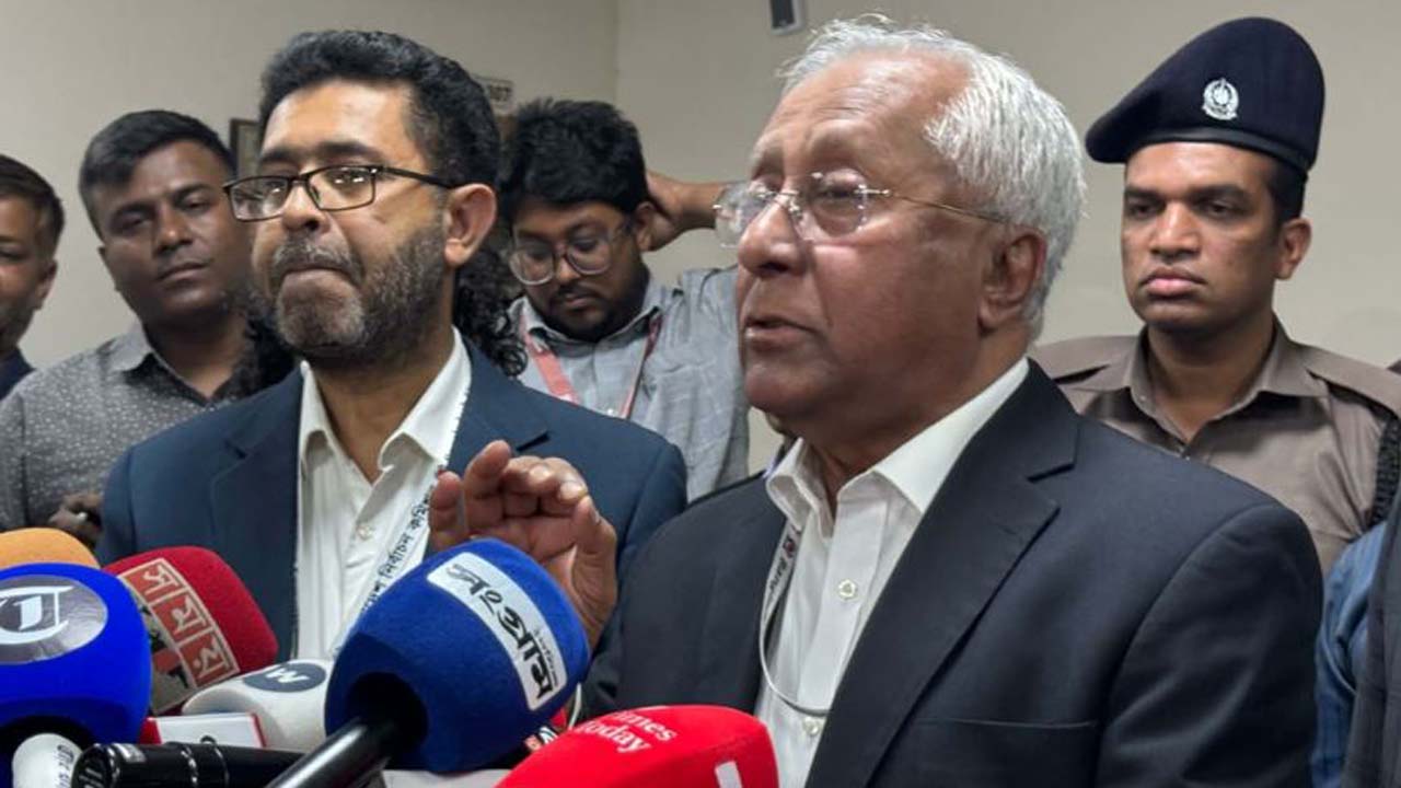 প্রেস ব্রিফিংয়ে নির্বাচন কমিশন (ইসি) সচিবালয়ের সিনিয়র সচিব আখতার আহমেদ