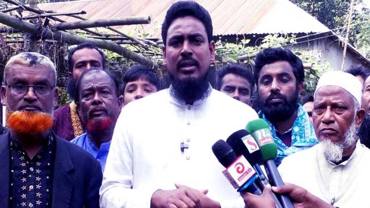 সাংবাদিকদের সাথে কথা বলেন আখতার হোসেন