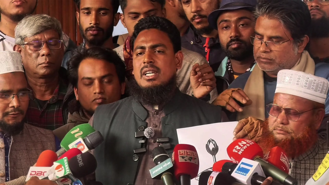 সাংবাদিকদের সাথে কথা বলছেন আখতার হোসেন