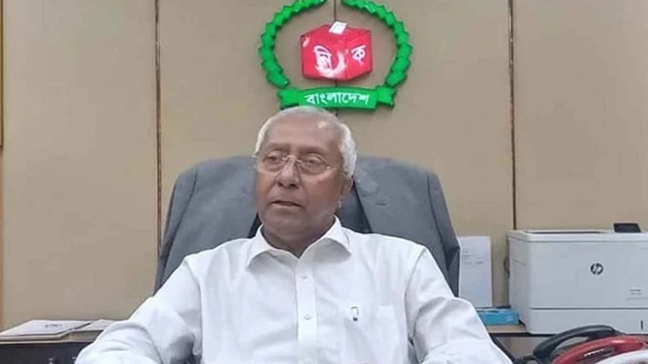 আইনশৃঙ্খলা রক্ষাকারী সংস্থার শীর্ষ কর্মকর্তা ও প্রতিনিধিদের সাথে মতবিনিময় শেষে আখতার আহমেদ