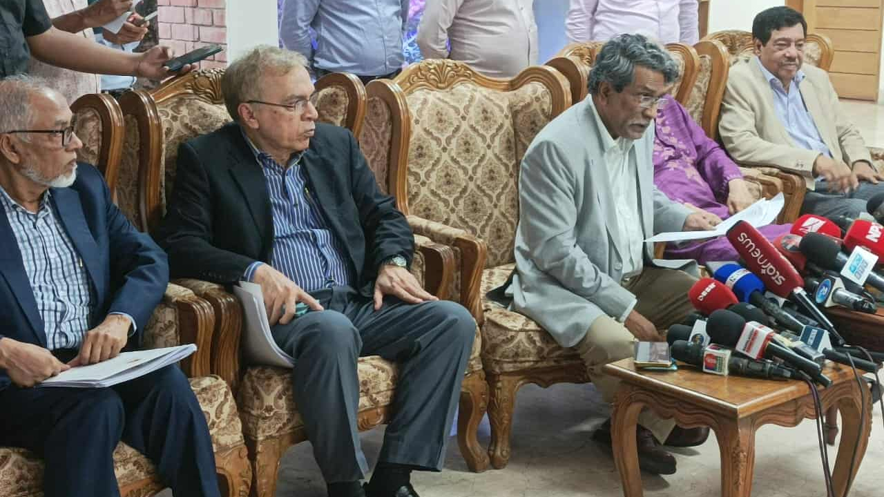 গণমাধ্যমকে ব্রিফ করছেন আলী রীয়াজ