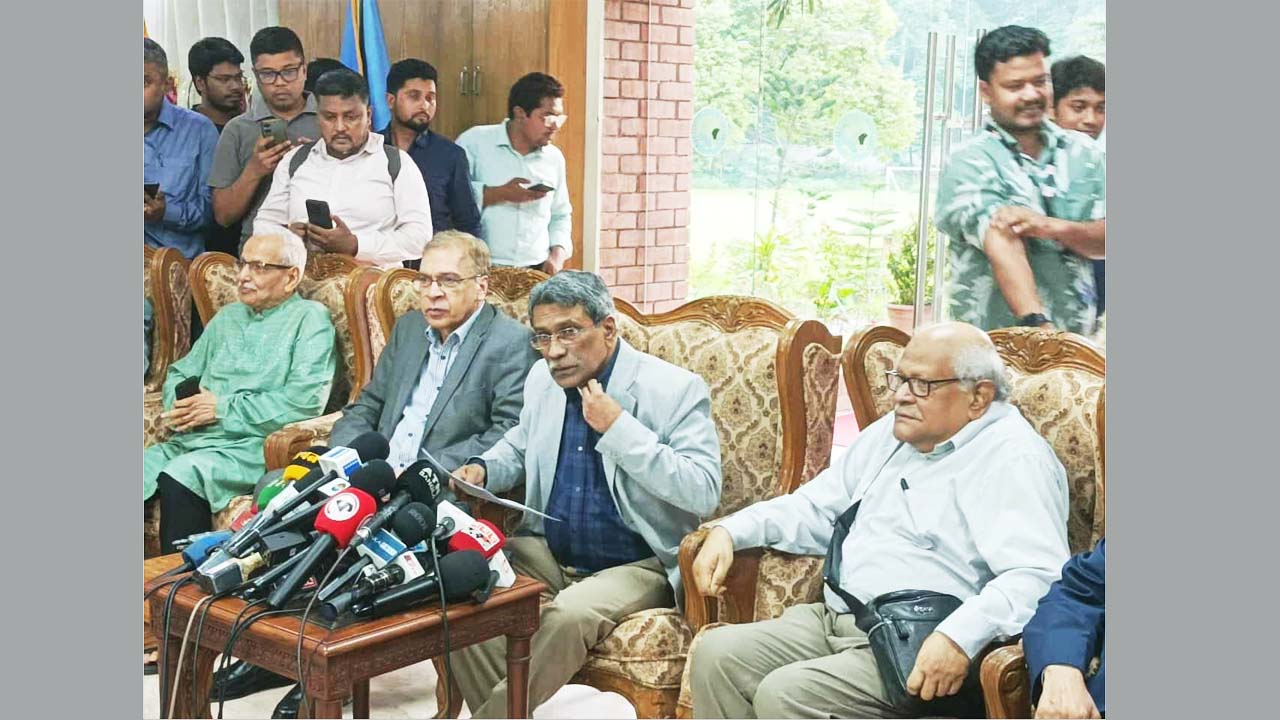 রাজনৈতিক দলগুলোর সাথে আলোচনা শেষে সাংবাদিকদের সাথে কথা বলেন ড. আলী রীয়াজ