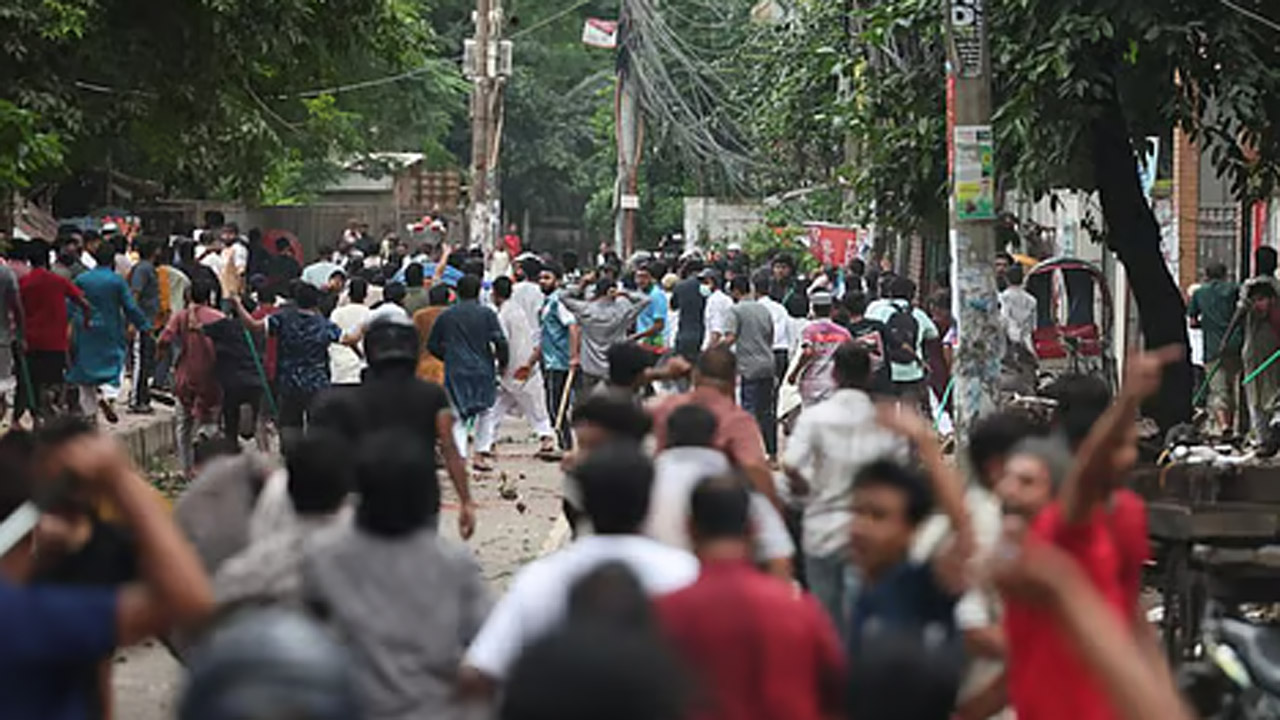 বকশীবাজারে আলিয়া মাদরাসার সামনে ছাত্রদল ও ছাত্রশিবিরের নেতা-কর্মীদের মধ্যে সংঘর্ষ